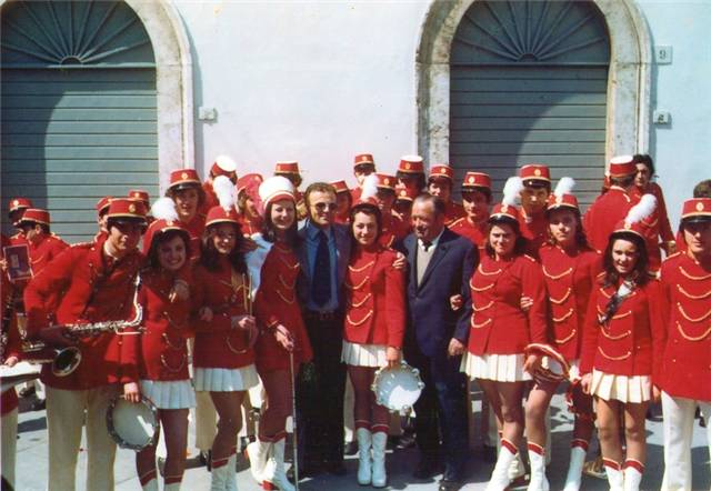 gruppo banda musicale con majorette