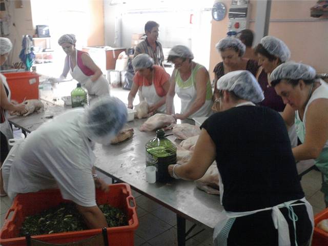 preparativi cucina trebbiatura 2011.jpg