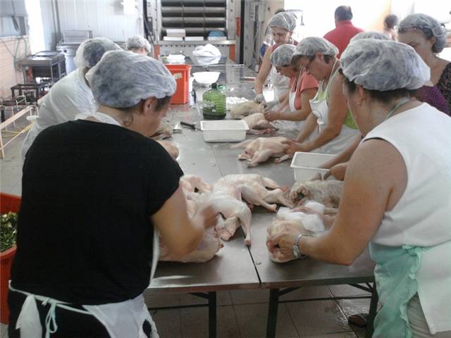 preparativi cucina trebbiatura 2011.jpg