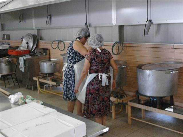 preparativi cucina trebbiatura 2011.jpg