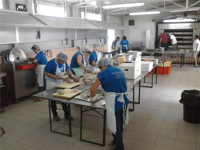 preparativi cucina trebbiatura 2011.jpg