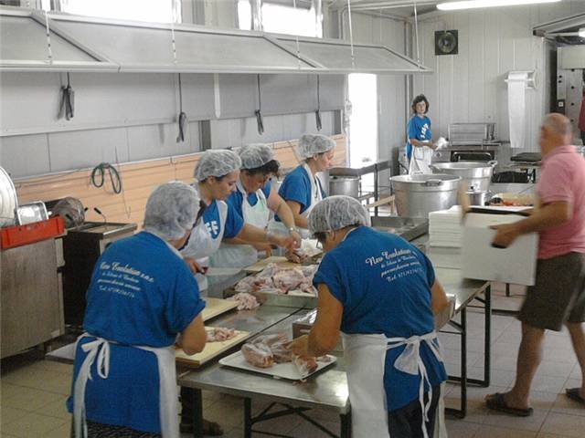 preparativi cucina trebbiatura 2011.jpg