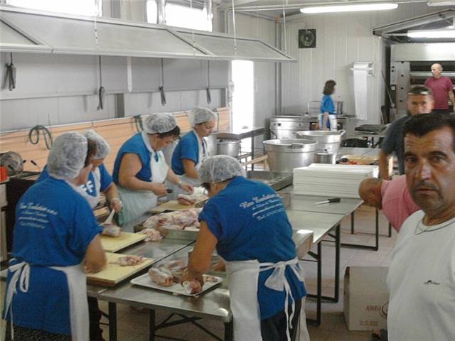 preparativi cucina trebbiatura 2011.jpg