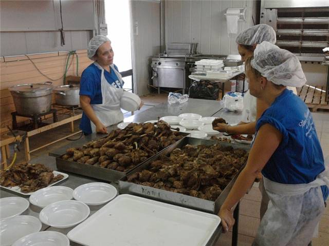 preparativi cucina trebbiatura 2011.jpg