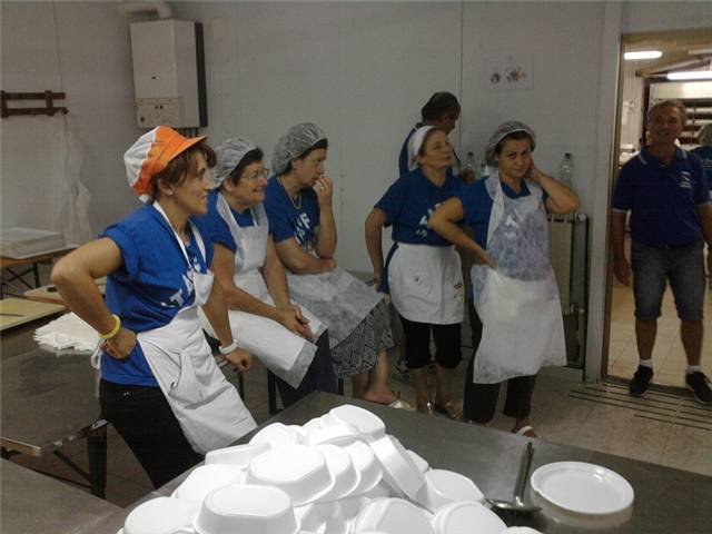 preparativi cucina trebbiatura 2011.jpg