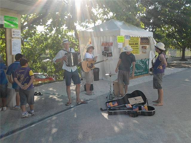 artisti itineranti belgi trebbiatura 2011.jpg