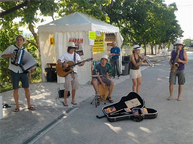 artisti itineranti belgi trebbiatura 2011.jpg