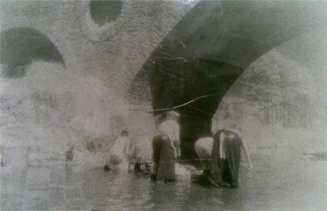 donne che fanno ilbucato al fiume Chiascio
