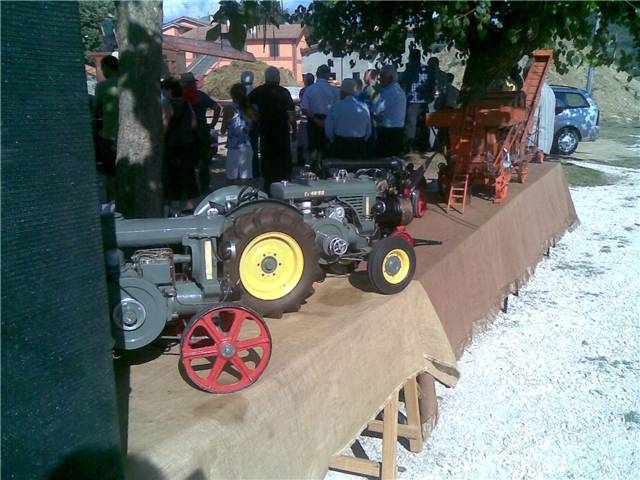 modellini mezzi agricoli d'epoca battitura  2009.jpg