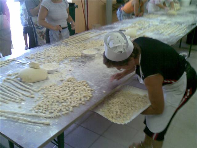 preparazione gnocchi 2009.jpg